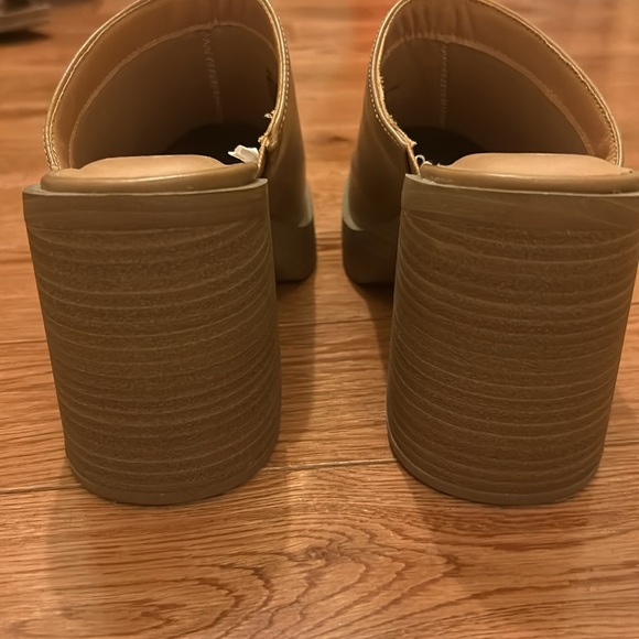 Universal Thread Clogs - Picture 7 of 9